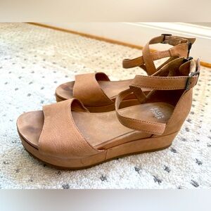 Eileen Fisher camel leather platform sandals 7.5